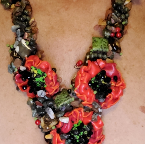 Semiprecious Stone Necklace with Resin Poppies from Ukraine 🇺🇦 - Picture 11 of 12